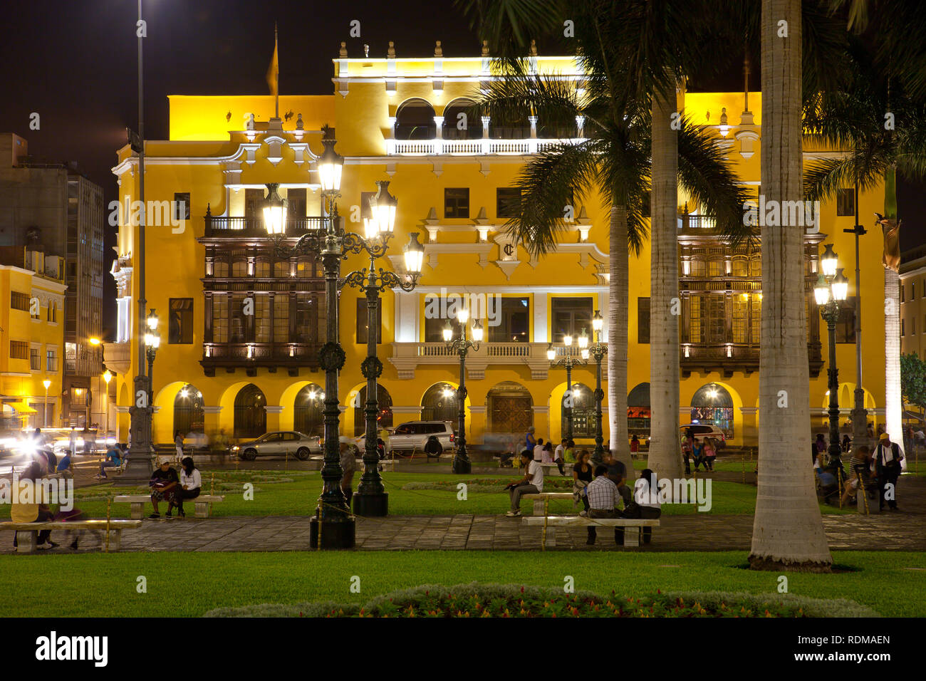 Vue de nuit sur les bâtiments autour de la Plaza de Armas de Lima, Pérou Banque D'Images