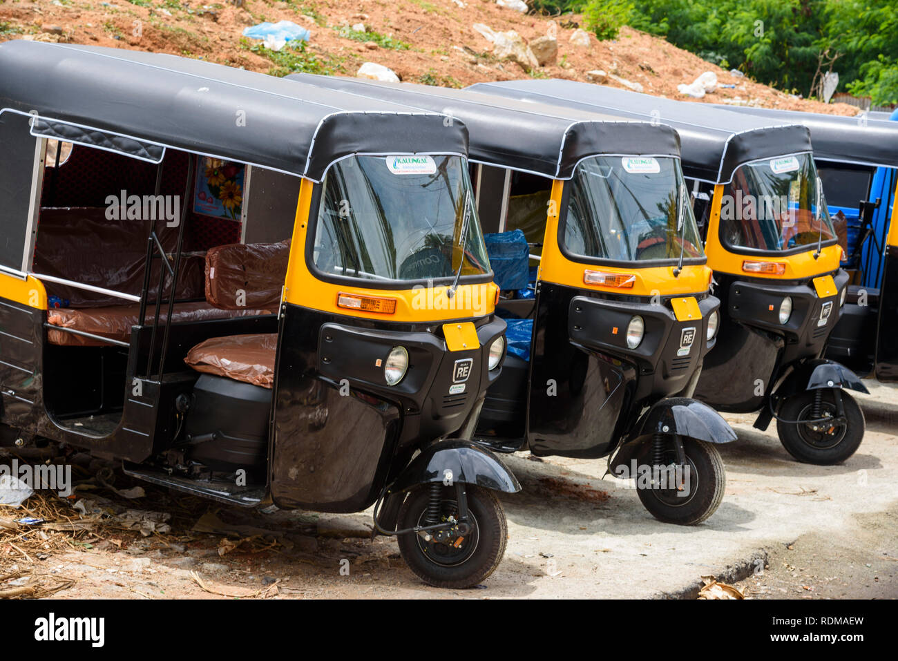 Autos rickshaws (Tuk Tuks) alignés prêt à rouler les passagers autour de Trivandrum, Kerala, Inde Banque D'Images