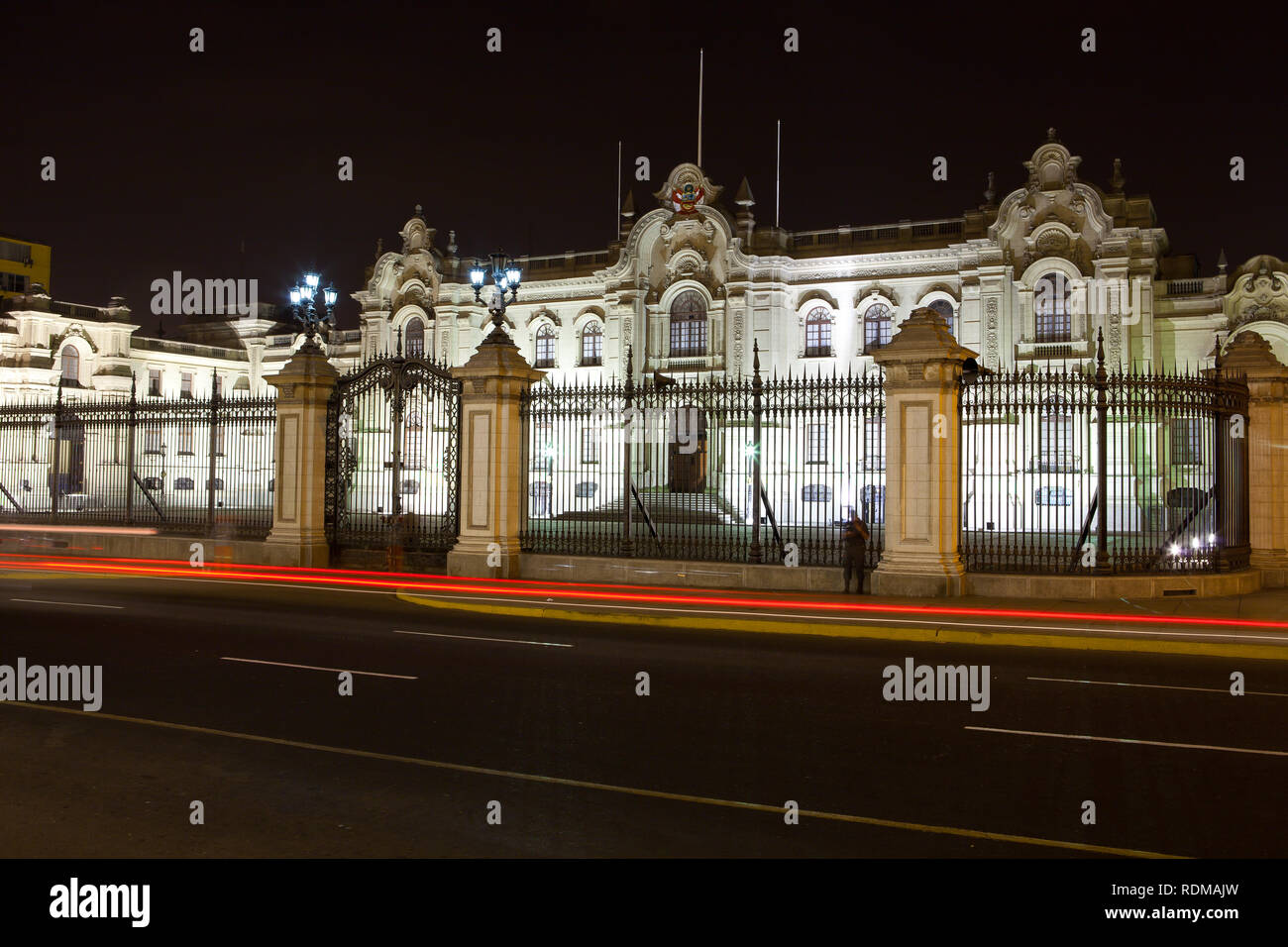 Vue de nuit sur les bâtiments autour de la Plaza de Armas de Lima, Pérou Banque D'Images