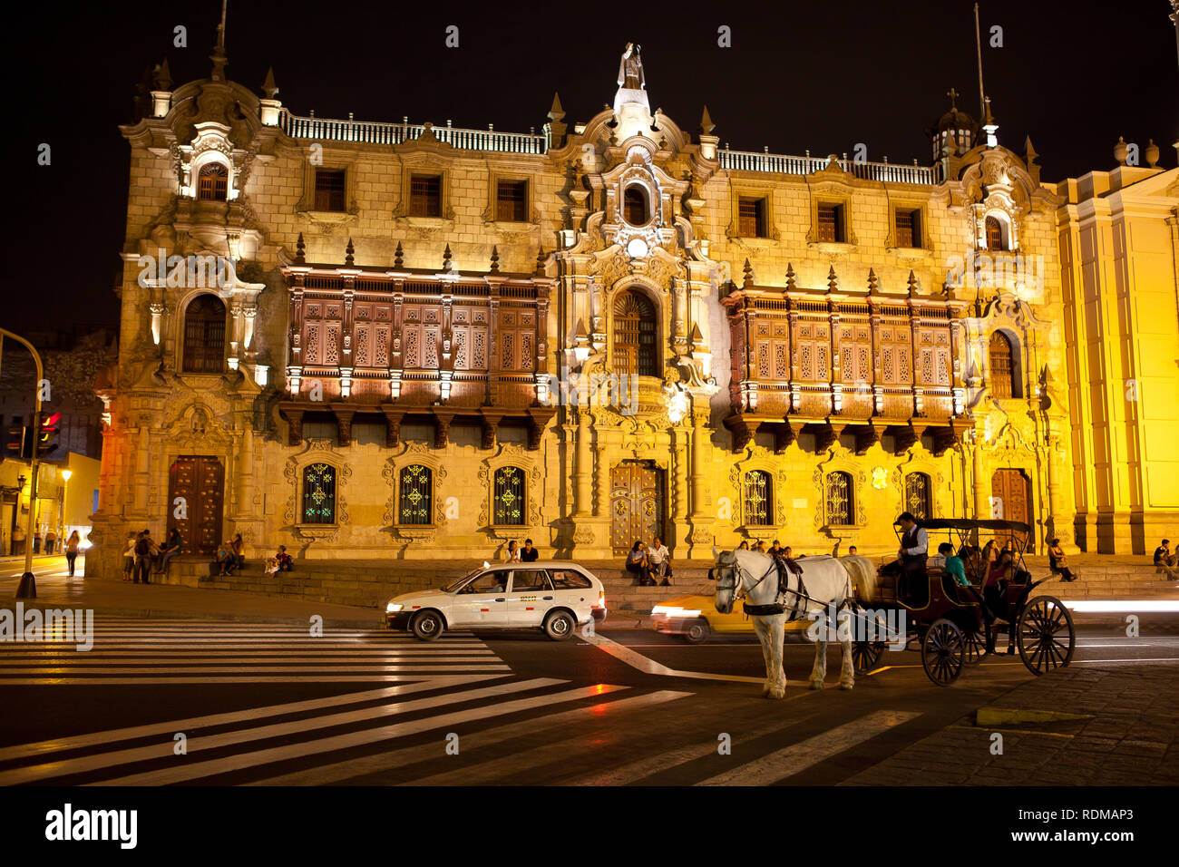 Vue de nuit sur les bâtiments autour de la Plaza de Armas de Lima, Pérou Banque D'Images