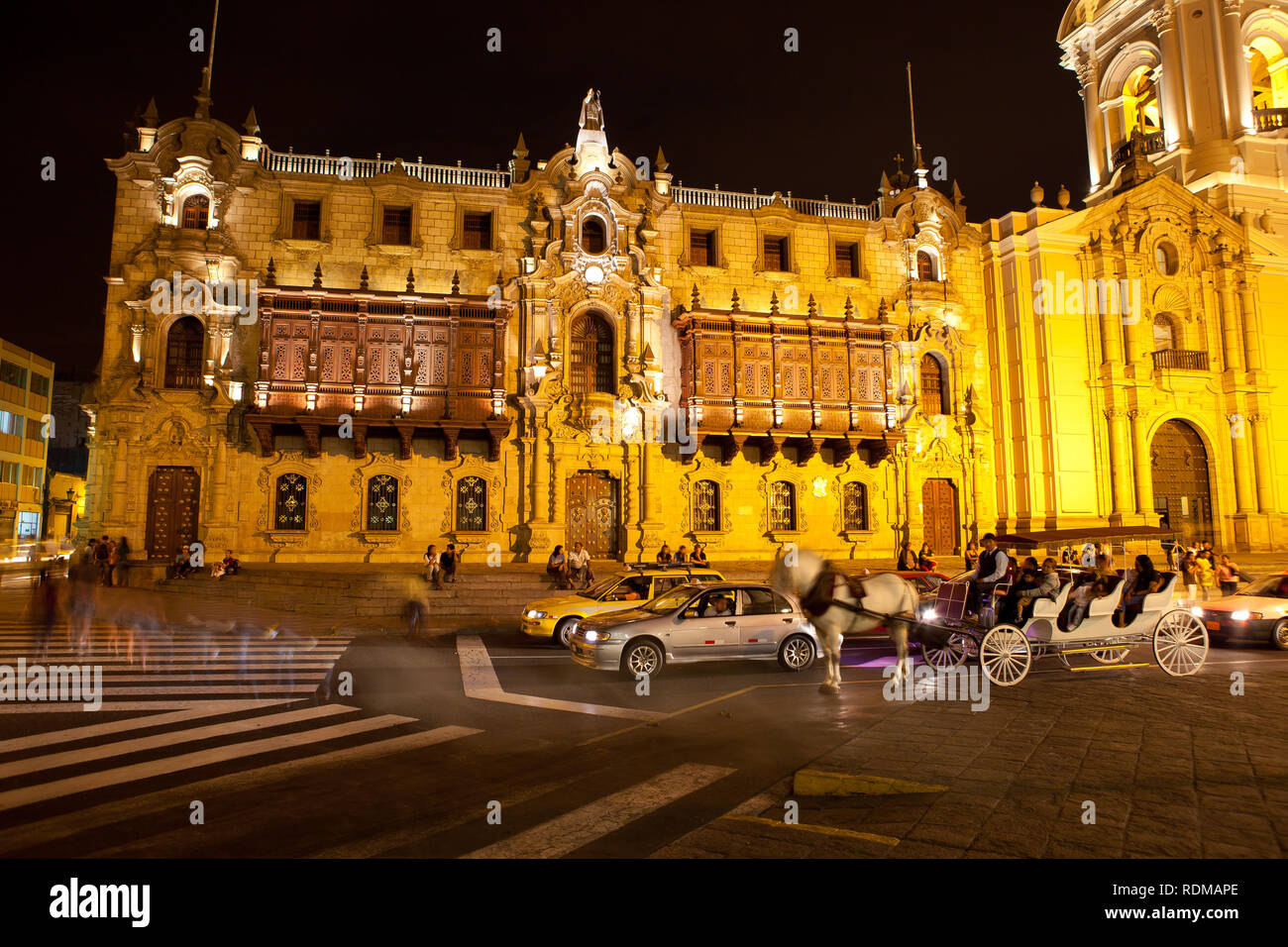 Vue de nuit sur les bâtiments autour de la Plaza de Armas de Lima, Pérou Banque D'Images