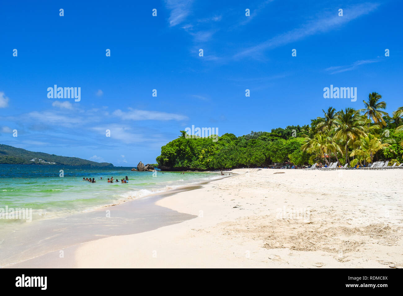 Île tropicale, plage idyllique avec certains touristes, mer des Caraïbes Banque D'Images