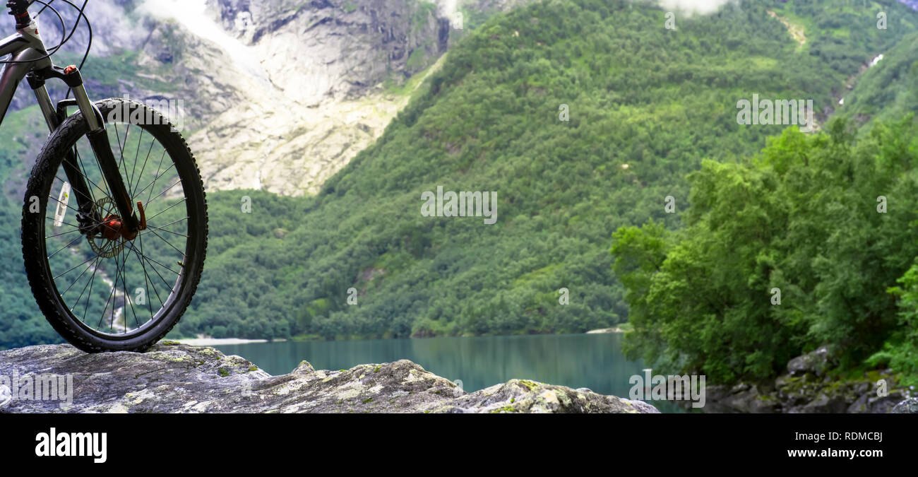 Roue de vélo de montagne et lac de montagne paysage, Norvège Banque D'Images