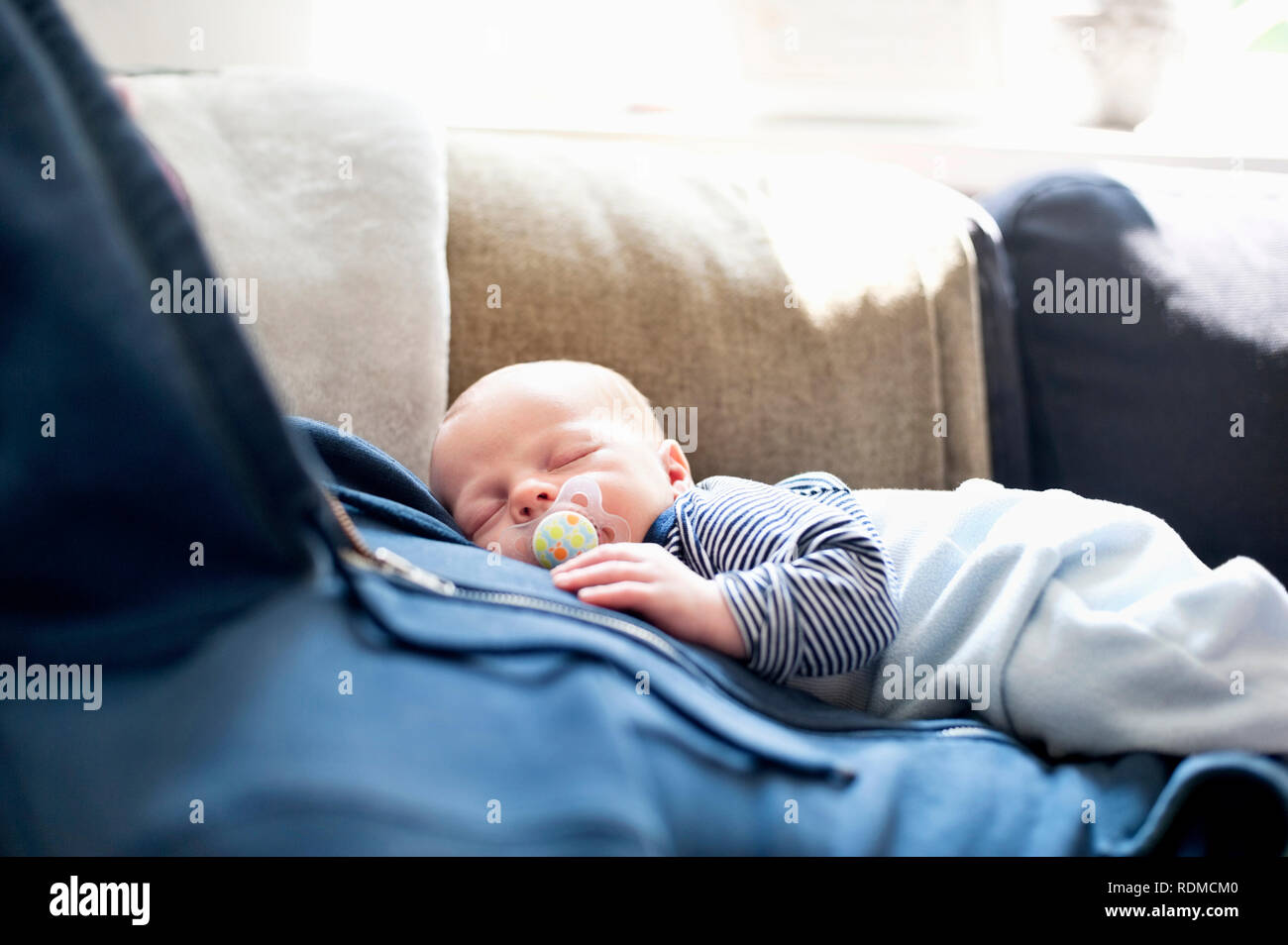 Père de dormir sur un canapé avec son bébé Banque D'Images