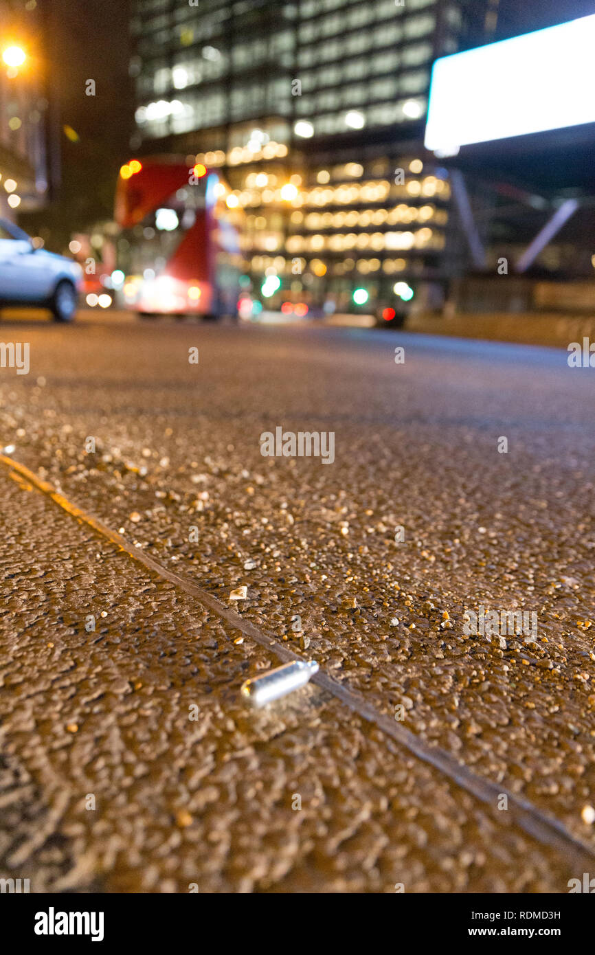 L'oxyde nitreux cannisters abandonné à l'ancien rond-point de la rue Londres Banque D'Images