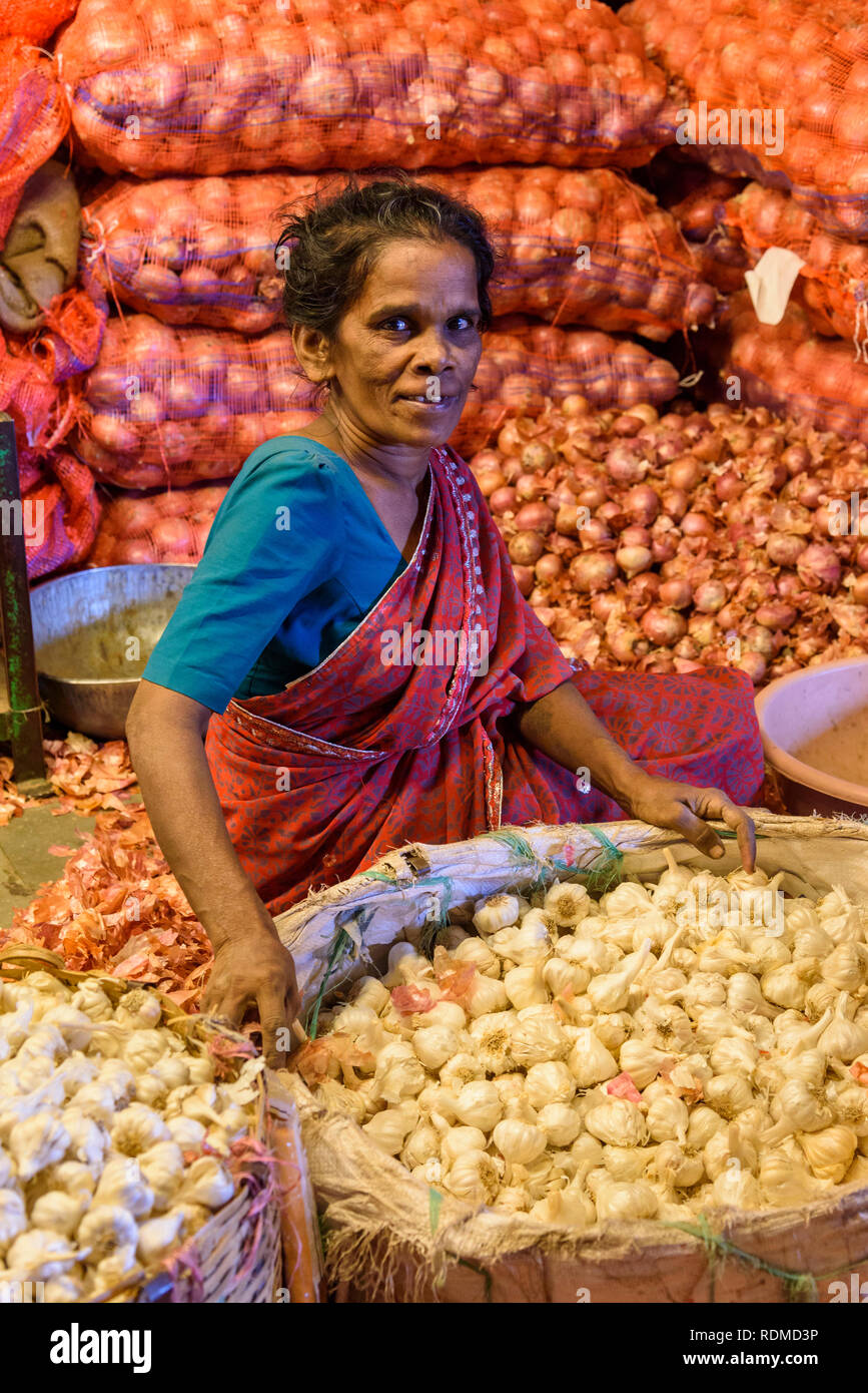 Femme vendant les oignons et l'ail, Krishnarajendra Banaglore, marché, Bangalore, Karnataka, Inde Banque D'Images