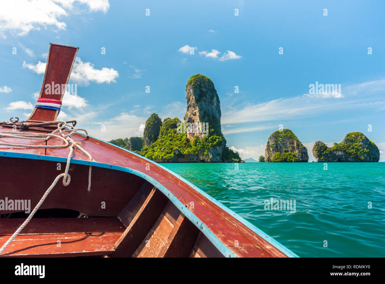 Bateau de Ao Nang Railay, péninsule de Krabi, Thaïlande. Beaux rochers dans la mer, une vue de l'embarcation. Banque D'Images
