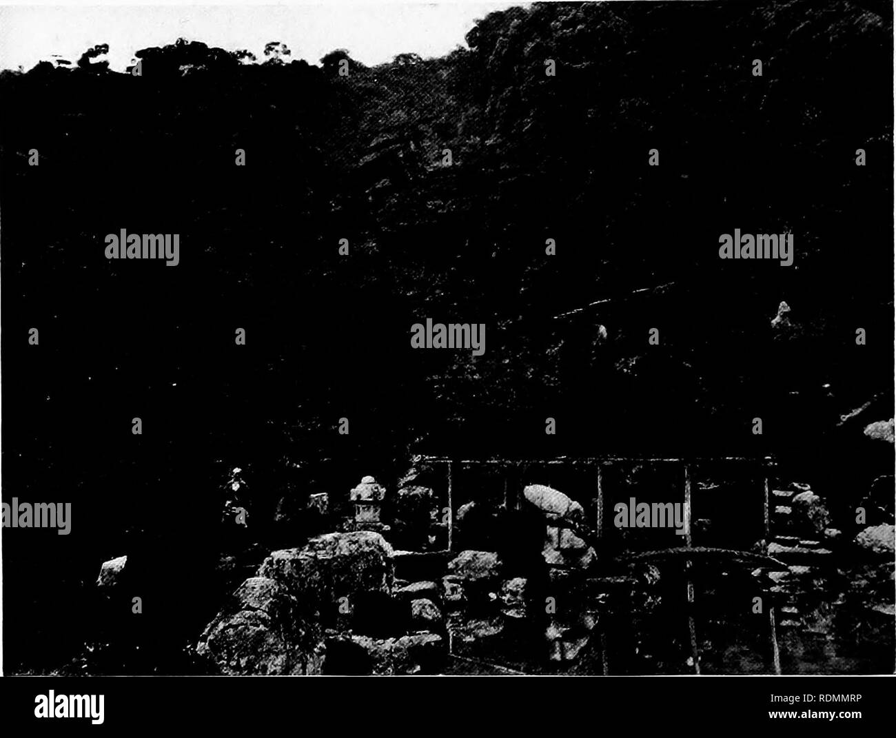 . Jardins Japonais et européen ; documents à lire avant l'Institut américain des architectes ... Jardins, jardins. Paysage japonais d'importance secondaire. Hill 3, placé sur le côté opposé du n° I, occupe une partie de l'avant-plan. Il est destiné à représenter une colline basse ou un épi de la principale divisée Moun- tain par une plaine. Les basses terres sont censés être occupés par un hameau, route, ou d'un ruisseau. Il doit être planté de quelques arbres ou arbustes de feuillage épais, afin de donner une idée d'un abri et habité dale. Hill 4 est une petite éminence, généralement dis-. Le MIKADO'S GARDEN Banque D'Images