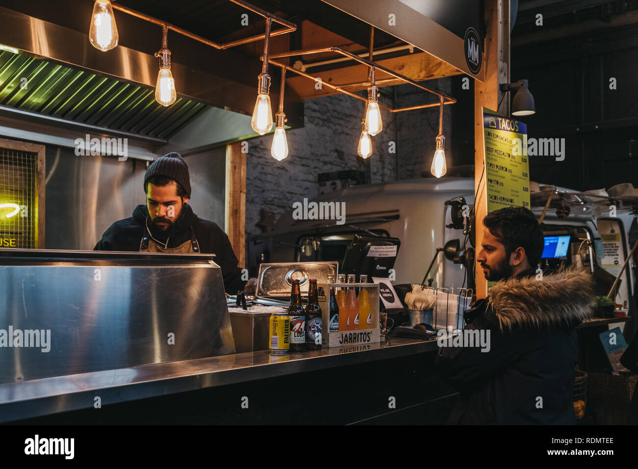 Londres, Royaume-Uni - 13 janvier 2019 : les personnes à Hermanos Taco House stand dans Mercato Metropolitano, marché communautaire durable à Londres a porté sur revital Banque D'Images