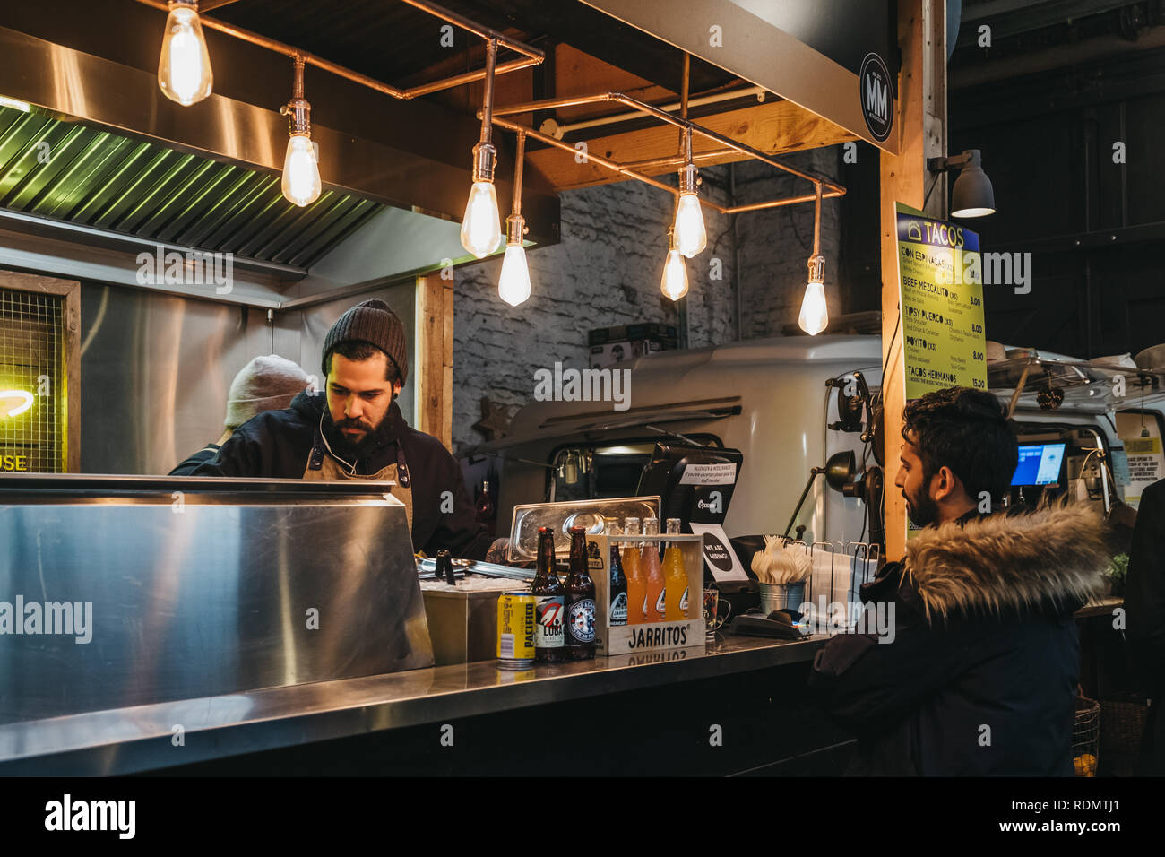 Londres, Royaume-Uni - 13 janvier 2019 : les personnes à Hermanos Taco House stand dans Mercato Metropolitano, marché communautaire durable à Londres a porté sur revital Banque D'Images