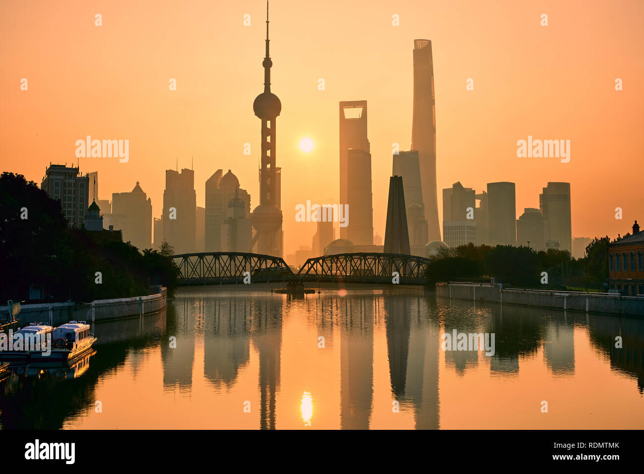 Lever tôt le matin à Pudong avec la rivière Huangpu et le Bund skyline Banque D'Images