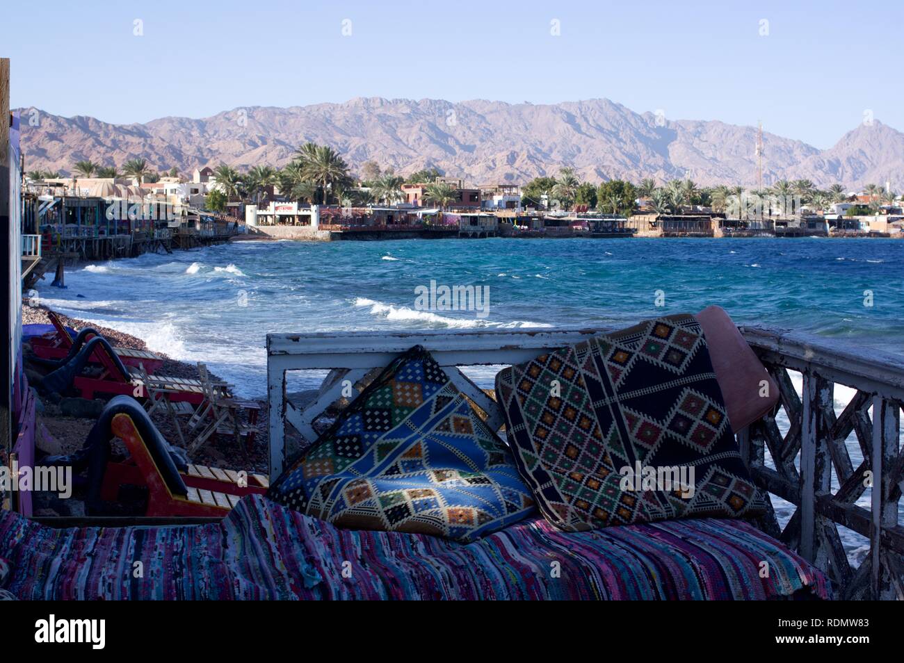 Restaurants au bord de l'eau et des chaises longues de Dahab, Egypte Banque D'Images