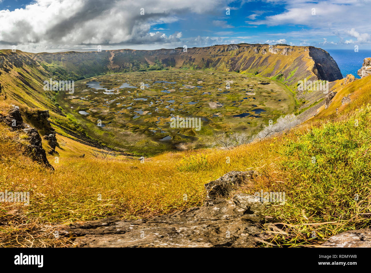 Vue imprenable sur le volcan Rano Kau et son lac cratère le paysage le plus impressionnant de l'île de Pâques. Un paysage impressionnant dans un environnement idyllique Banque D'Images