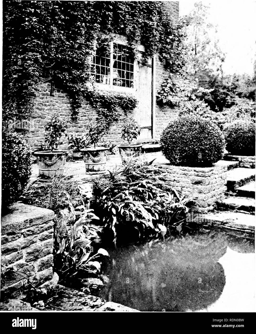 . Jardins pour les petites maisons de campagne. Les jardins. 36 jardins pour les petites maisons de campagne. Chapitre v.-UN JARDIN À WEST SURREY. La pauvreté des sols-Pas de plan défini cour pavée avec réservoir et étapes-couleurs en fleurs- frontières - Les Chemins forestiers-Thunder-chambre. Quinze acres de sol possible les plus pauvres, un peu en pente vers le nord, dans les collines du Surrey. Une peau fine de tourbé la masse sur la partie supérieure, avec une croissance naturelle de Heath, whortleberry et Bracken, lorsqu'un bois de sapin écossais avaient été coupées, quelque 12 ans avant ; la partie centrale d'une plantation de châtaigniers, de l'inférieur, un champ de sable, pauvres avec une charrue-b Banque D'Images