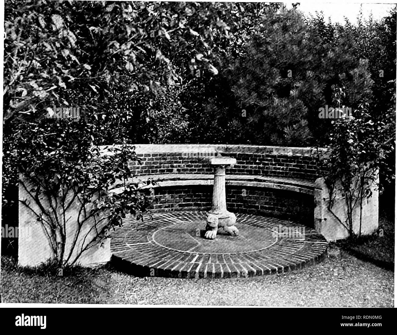 . Jardins pour les petites maisons de campagne. Les jardins. 1. Jardins pour les petites maisons de campagne.- parmi d'autres dont les noms sont cités dans le texte, sont dues nos remerciements pour le soin avec lequel ils ont fait des dessins de jardins et leurs caractéristiques. L'agréable mais non négligeable de visiter des dizaines de beaux jardins ont été plus que remboursé par la courtoisie et gentillesse par leurs responsables politiques et les propriétaires. Nous pouvons espérer qu'ils auront une deuxième récolte en une augmentation de la charge d'obtenir un droit à quaUty garden design. Il est impossible de comprimer dans les limites d'un tel livre plus qu'une fraction Banque D'Images