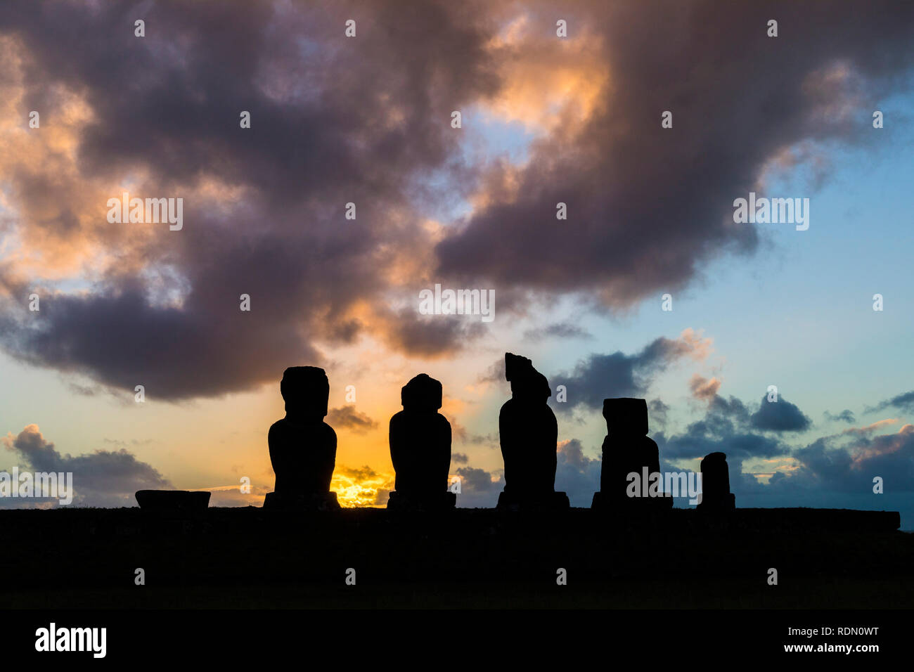 Ahu Vai Uri le plus célèbre coucher de soleil à l'île de Pâques. Nous n'avons pas d'erreur avec l'ahu Tahai qui est le seul voisin Moai. C'est impressionnant Banque D'Images