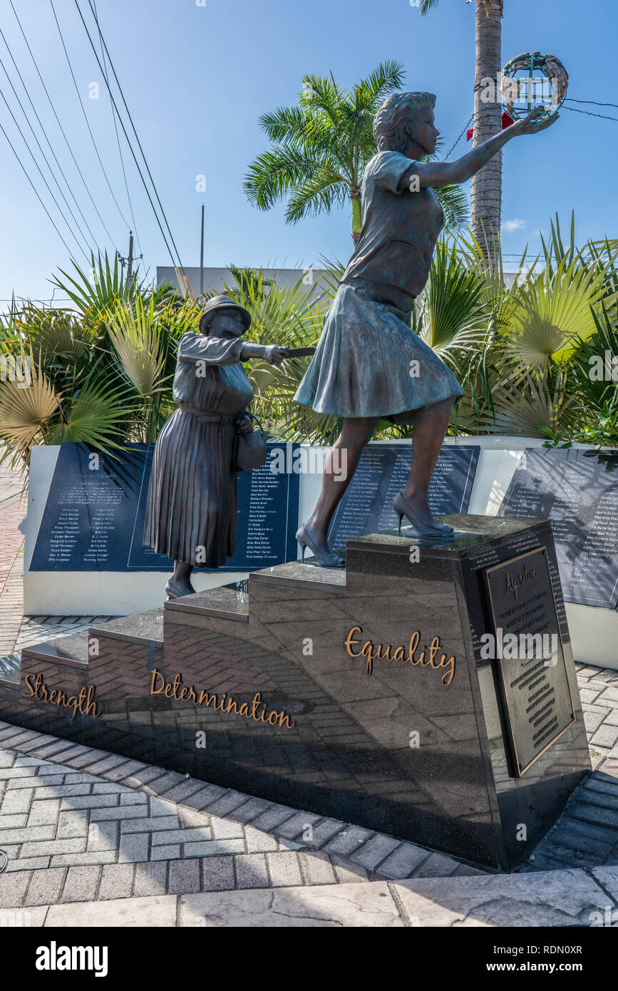 George Town, Grand Cayman - 20 décembre 2018, cette statue en bronze est un hommage aux femmes des îles Caïmans et est situé dans la Place des Héros avec les "dispositions d'eq Banque D'Images