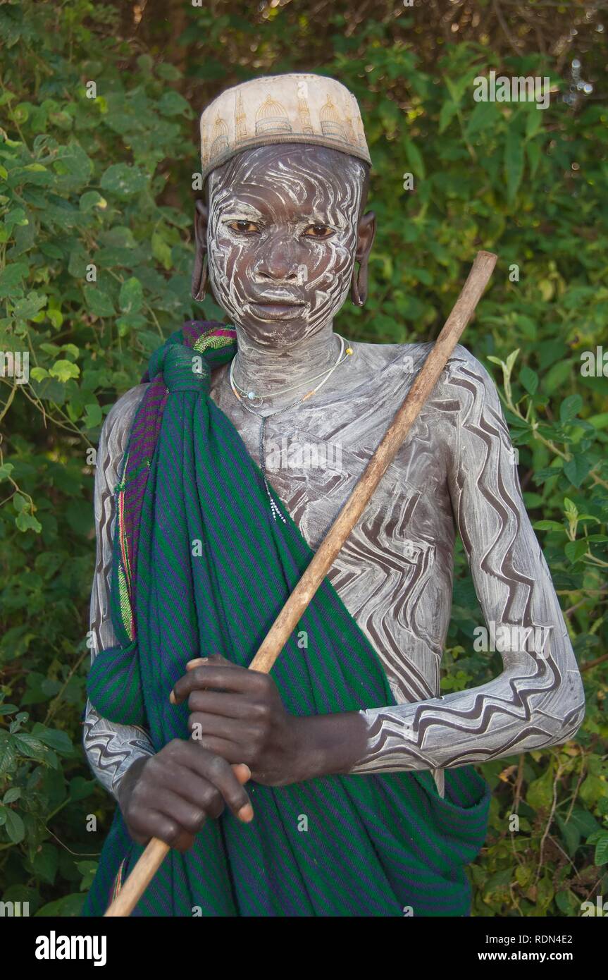 Surma homme avec soins du visage et du corps, de la peinture, de la vallée  de la rivière Kibish Omo, Ethiopie, Afrique Photo Stock - Alamy