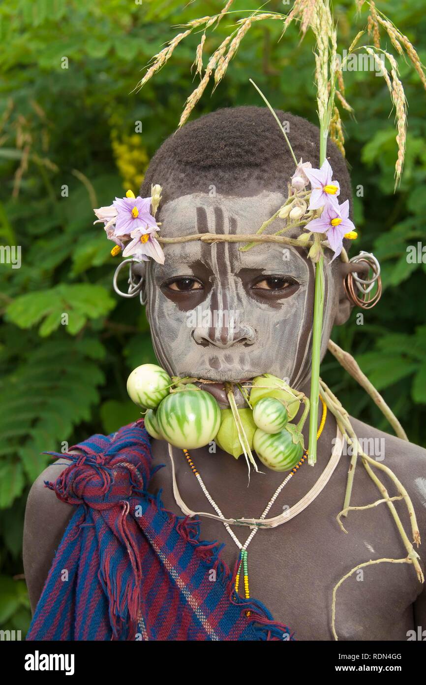 Surma enfant avec de la peinture, du visage Tulgit, vallée de la rivière Omo, en Ethiopie, l'Afrique Banque D'Images