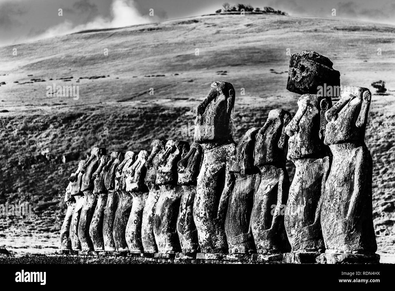 Ahu Tongariki, la plus incroyable Ahu plate-forme sur l'île de Pâques. 15 moais encore au sud-est de l'île. Ahu Tongariki révèlent les Moais Banque D'Images