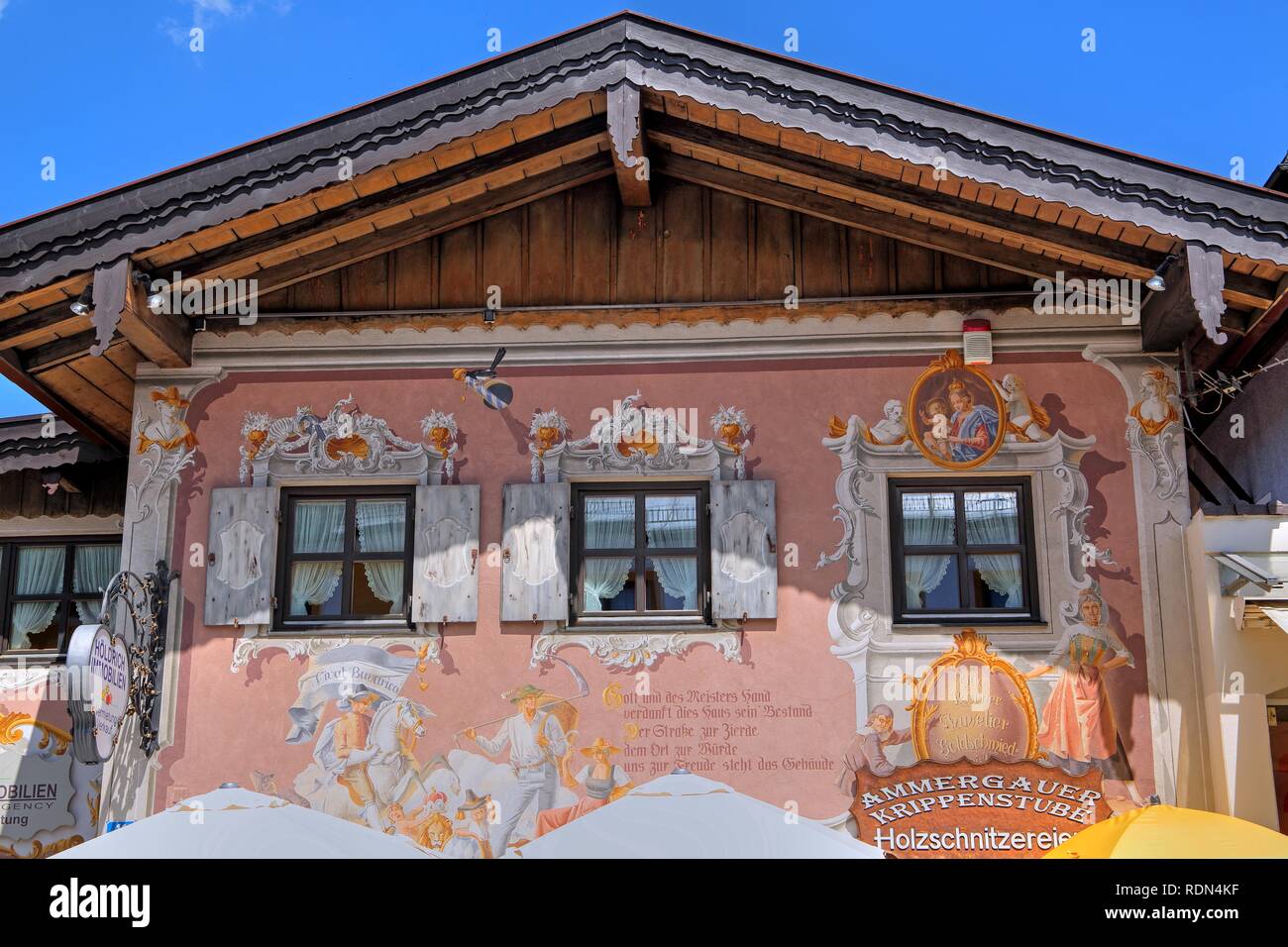 Façade de maison avec Lüftlmalerei typique dans le centre, Oberammergau, Passion Play village, Alpes Ammergau, Ammertal Banque D'Images