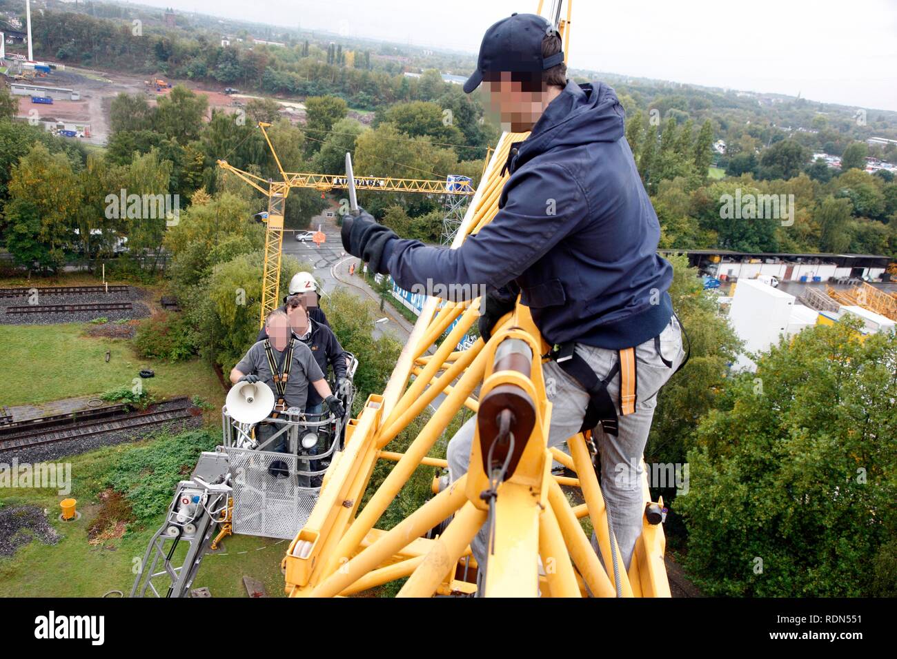 Unité spéciale de la police groupe de négociation, répétition de mission opérationnelle, d'un criminel qu'il a trouvé refuge sur une grue et est Banque D'Images