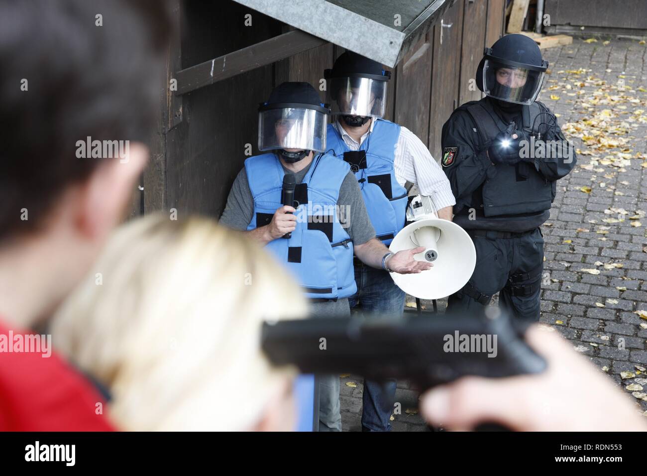 Unité spéciale de la police groupe de négociation, répétition de mission opérationnelle, un criminel est un otage menaçant avec une arme à feu, les négociateurs sont Banque D'Images