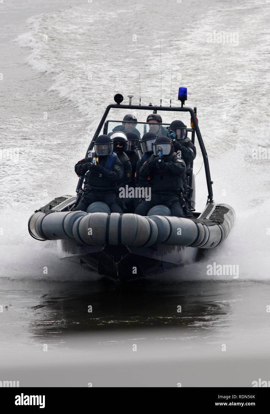 Unité spéciale de la police, l'accès à répétition opérationnel d'un navire à passagers sur le Rhin, Rhénanie du Nord-Westphalie Banque D'Images