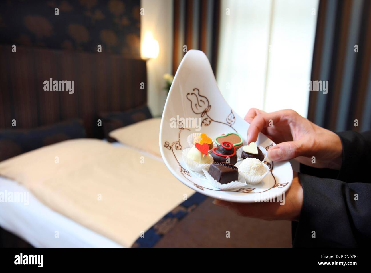 Service en Chambre, l'heure du coucher des bonbons, Residence hotel 2 étoiles et restaurant à Essen-Kettwig, Rhénanie du Nord-Westphalie Banque D'Images