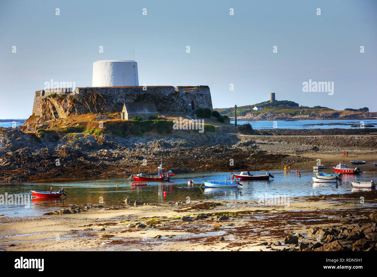 Fort gris, maintenant un musée, bateau couché sur le fond marin à sec à marée basse, Rocquaine Bay, Guernsey, Channel Islands, Europe Banque D'Images