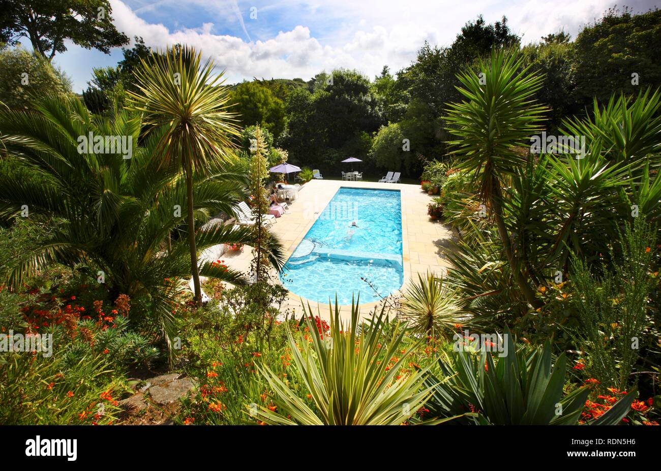 Piscine, gîtes, Mille Fleurs jardin, jardin paysage, Saint Pierre, Guernsey, Channel Islands, Europe Banque D'Images