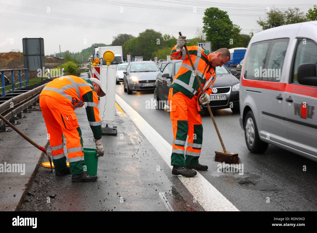 Les employés de l'entretien des routes de Dortmund sur la patrouille routière, NRW, ministère des Transports, autoroute A40 ou Ruhrschnellweg Banque D'Images