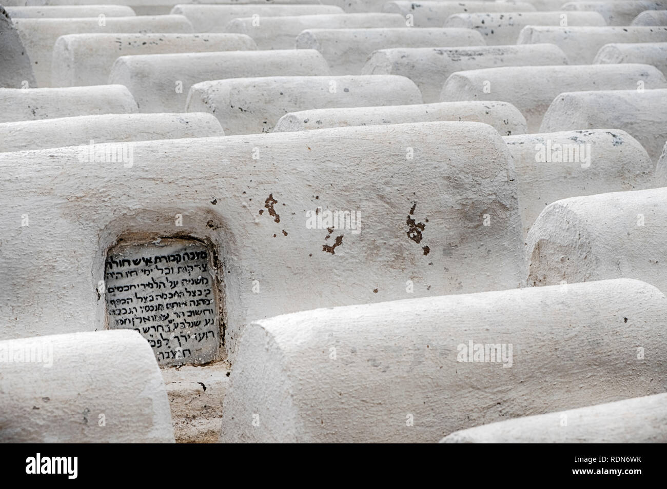 FES, MAROC - 19 octobre 2018 : Le cimetière juif à Fes, Maroc est rempli de rangs de tombes blanches. Banque D'Images