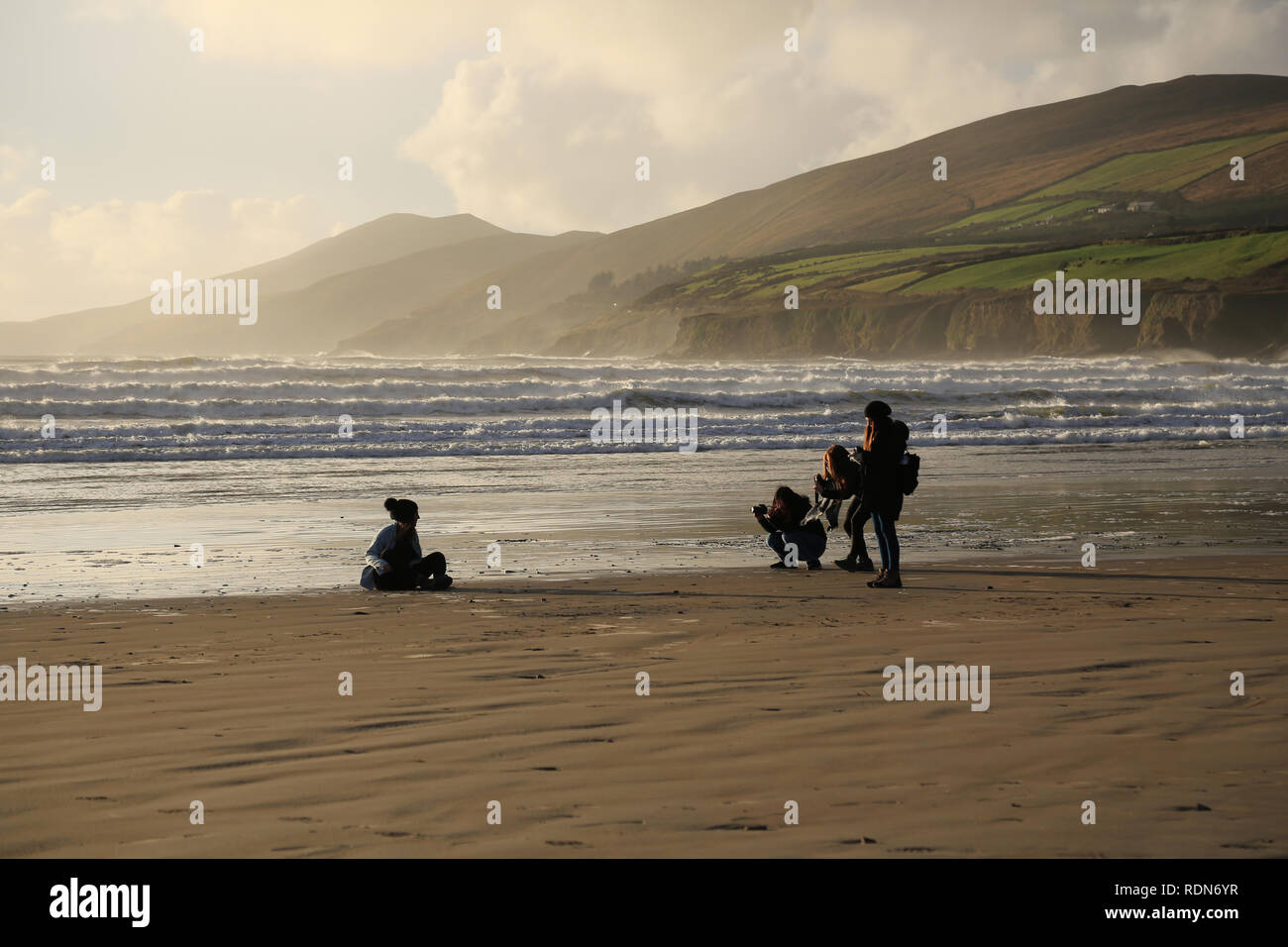 Les jeunes femmes profitant de l'atmosphère de l'océan sur la baie de Dingle, façon sauvage de l'Atlantique, dans le comté de Kerry, Irlande Banque D'Images