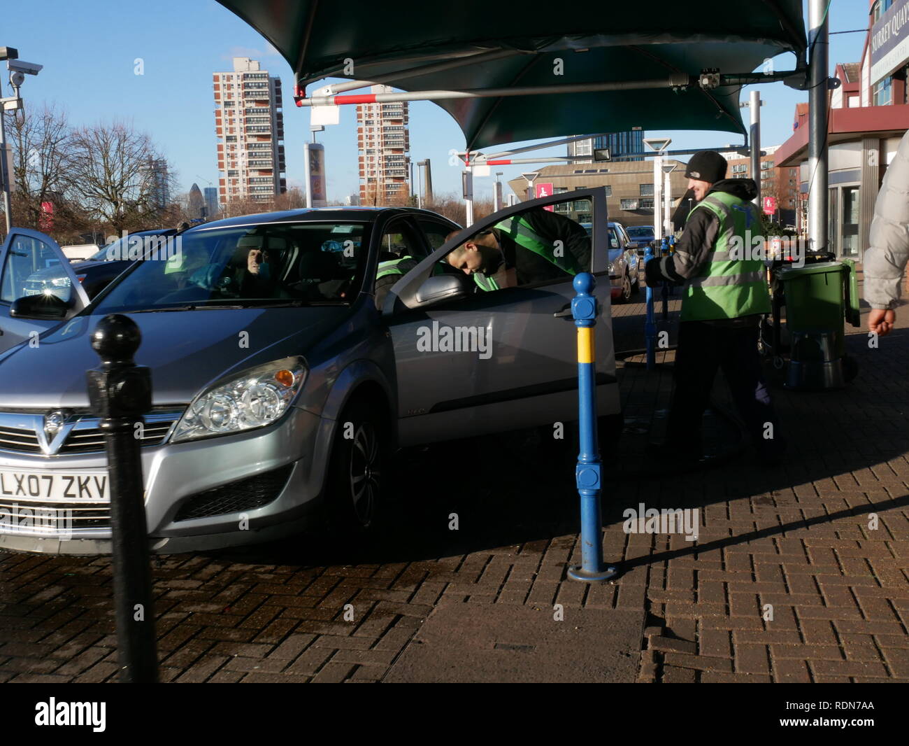 Les hommes d'un Valet voiture à côté de Surrey Quays Shopping Centre, de l'Eau Canada, London. Banque D'Images