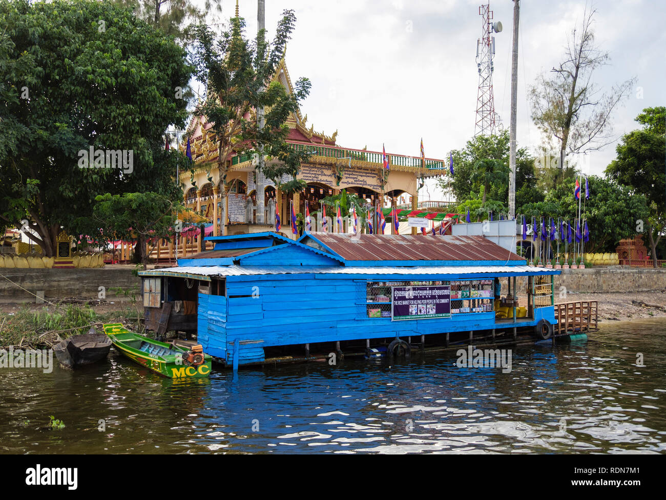 Le marché du riz et Temple bouddhiste guindé shop pour les pauvres au village flottant dans le lac Tonle Sap. Kampong Phluk, Siem Reap, Cambodge, Asie Banque D'Images