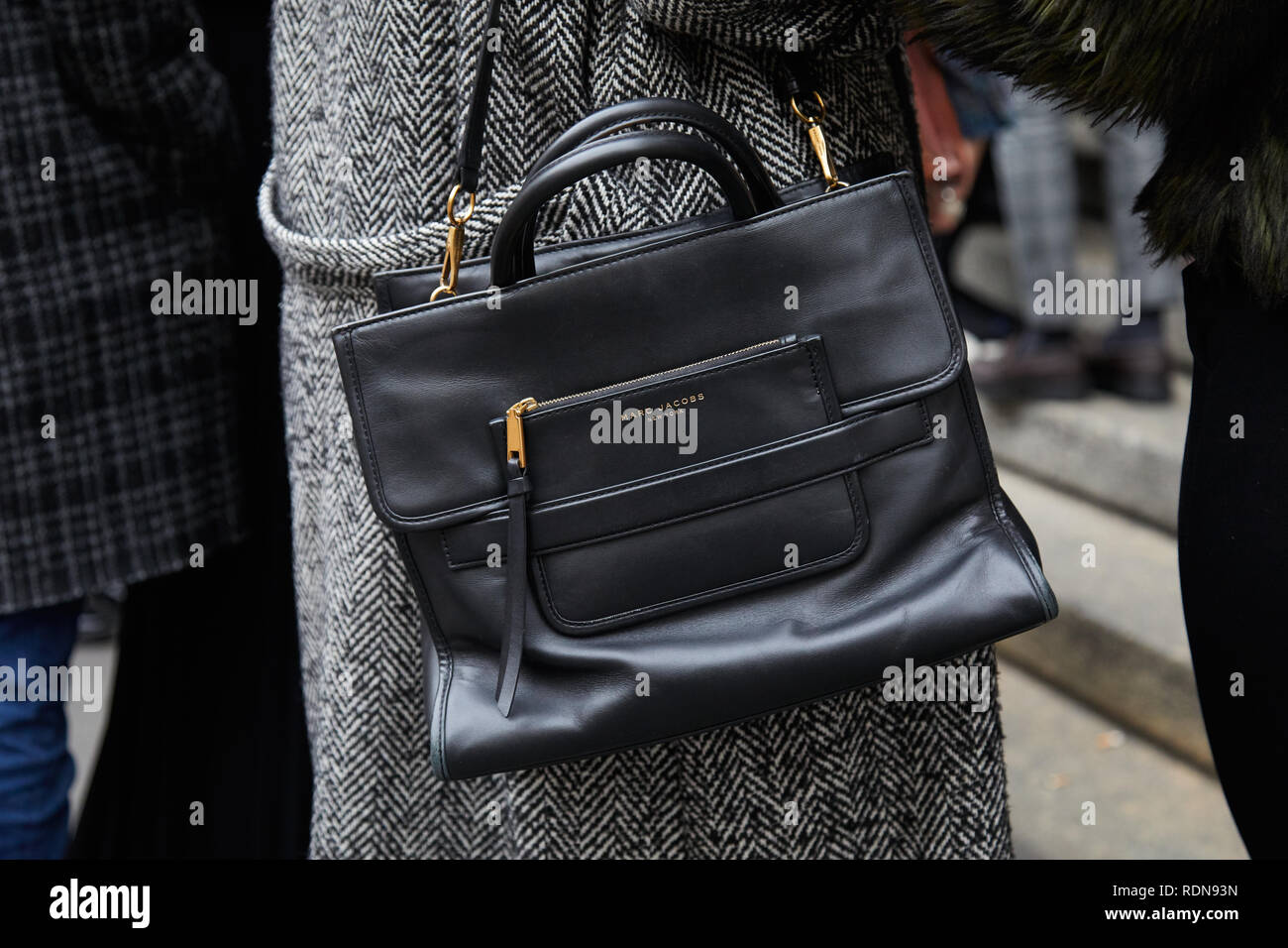 MILAN, ITALIE - 12 janvier 2019 : Femme avec sac en cuir noir Marc Jacobs  et manteau gris avant de Frankie Morello fashion show, Milan Fashion Week  street Photo Stock - Alamy