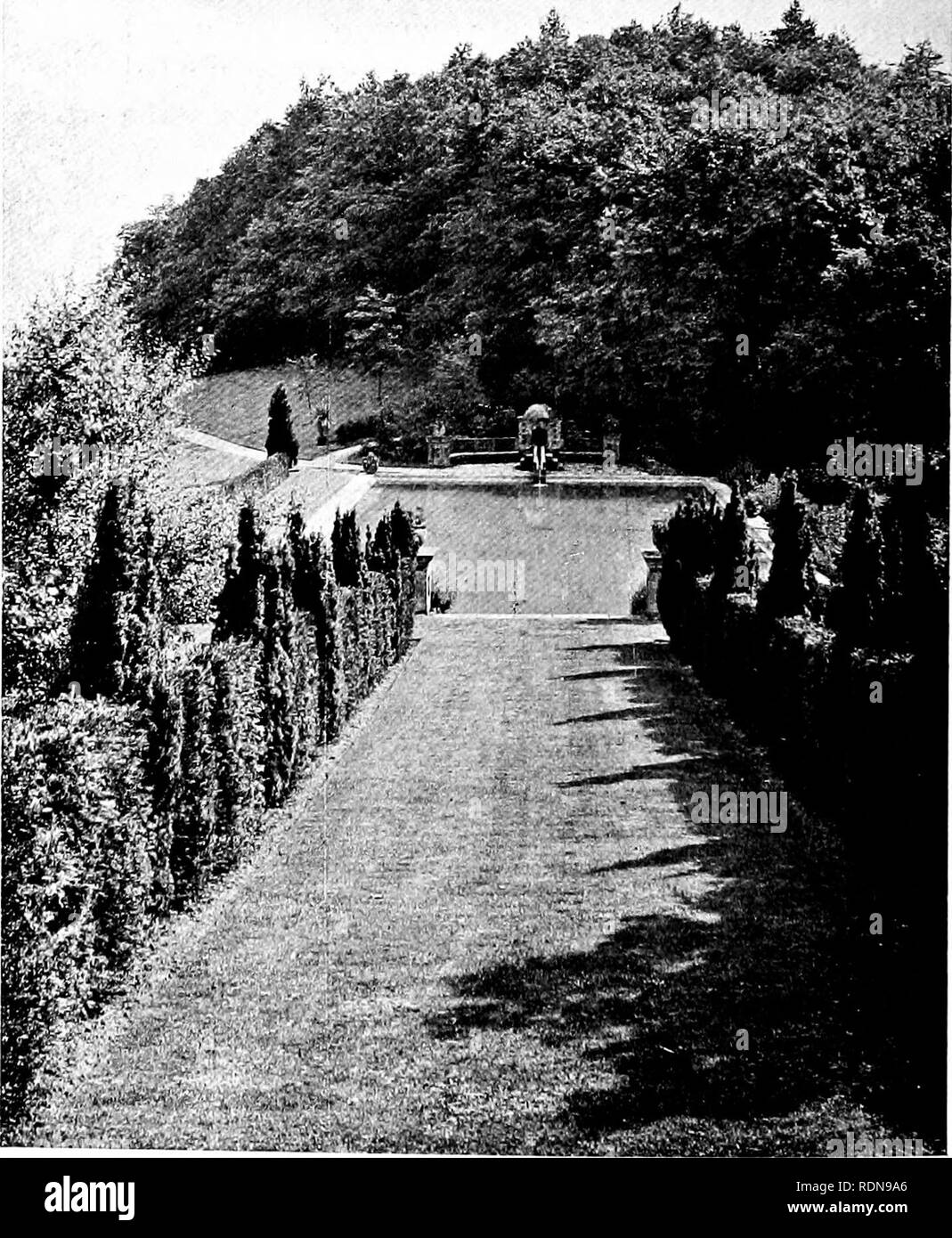 . Jardins pour les petites maisons de campagne. Les jardins. 74 jardins pour les petites maisons de campagne. Chapitre VIII.-SUR Hillside Gardens. Lady Mary digne sur Montagti-terrasses-jardins en terrasses Escaliers-matériaux peu coûteux-divers exemples. Pas de site donne une grande occasion pour le concepteur en tant qu'un qui descend en flèche. Si du point de vue de la maison ou le jardin, c'est un point discutable de savoir si c'est mieux que la pente doit être vers le bas du nord au sud, avec une pente vers le haut ou vers le sud. En supposant que la chambre, c'est de faire face au sud, l'ancienne disposition désigne un ouvert et le dernier d'un point de vue. Mos Banque D'Images