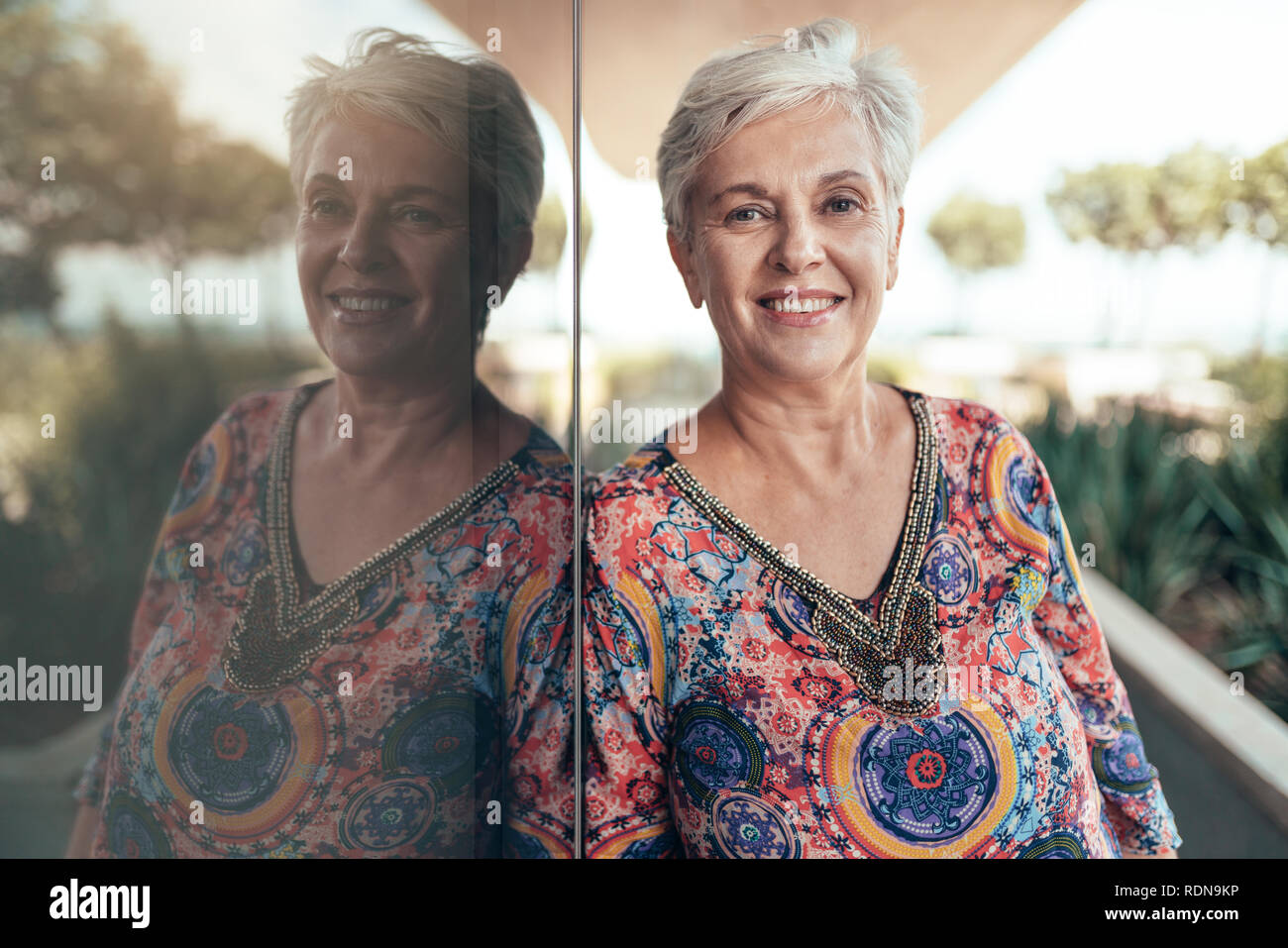 Portrait d'une belle femme d'âge moyen aux cheveux gris à la recherche dans l'appareil photo Banque D'Images