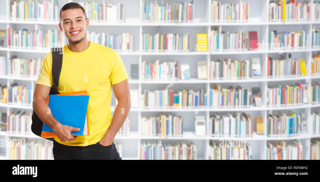 Jeune homme étudiant l'apprentissage de la bibliothèque portrait smiling banner les gens apprennent Banque D'Images