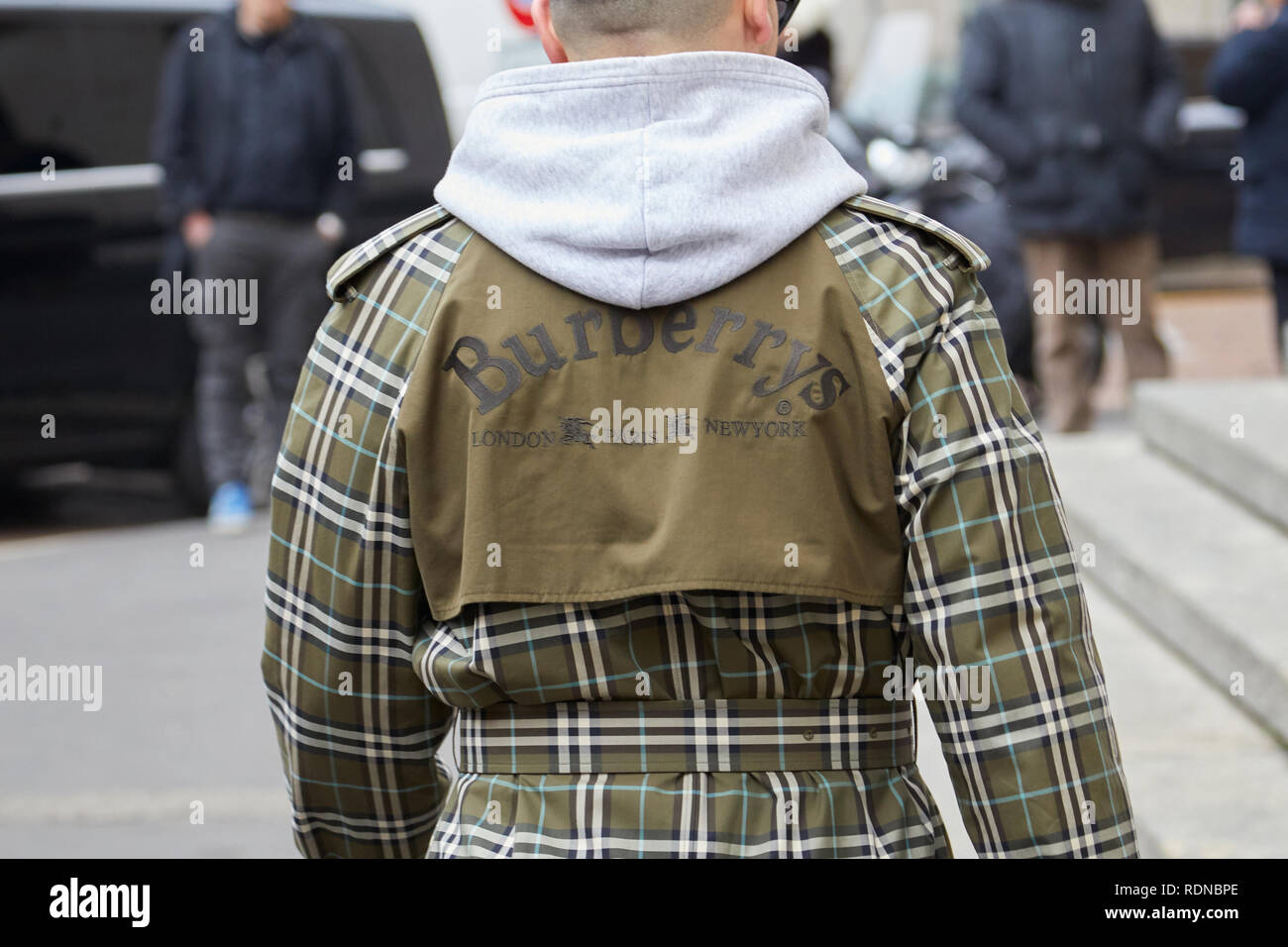 MILAN, ITALIE - 12 janvier 2019 : l'homme avec manteau Burberry à carreaux  vert olive avant Frankie Morello fashion show, Milan Fashion Week street  style Photo Stock - Alamy
