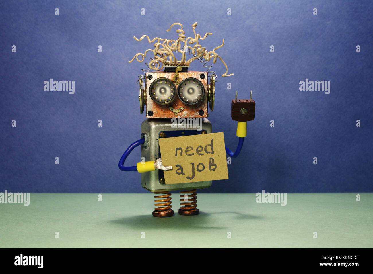 Robot à la recherche d'un emploi. Les chômeurs fou robot jouet en carton  contient le texte manuscrit annonce Besoin d'un emploi. Fond vert bleu  Photo Stock - Alamy