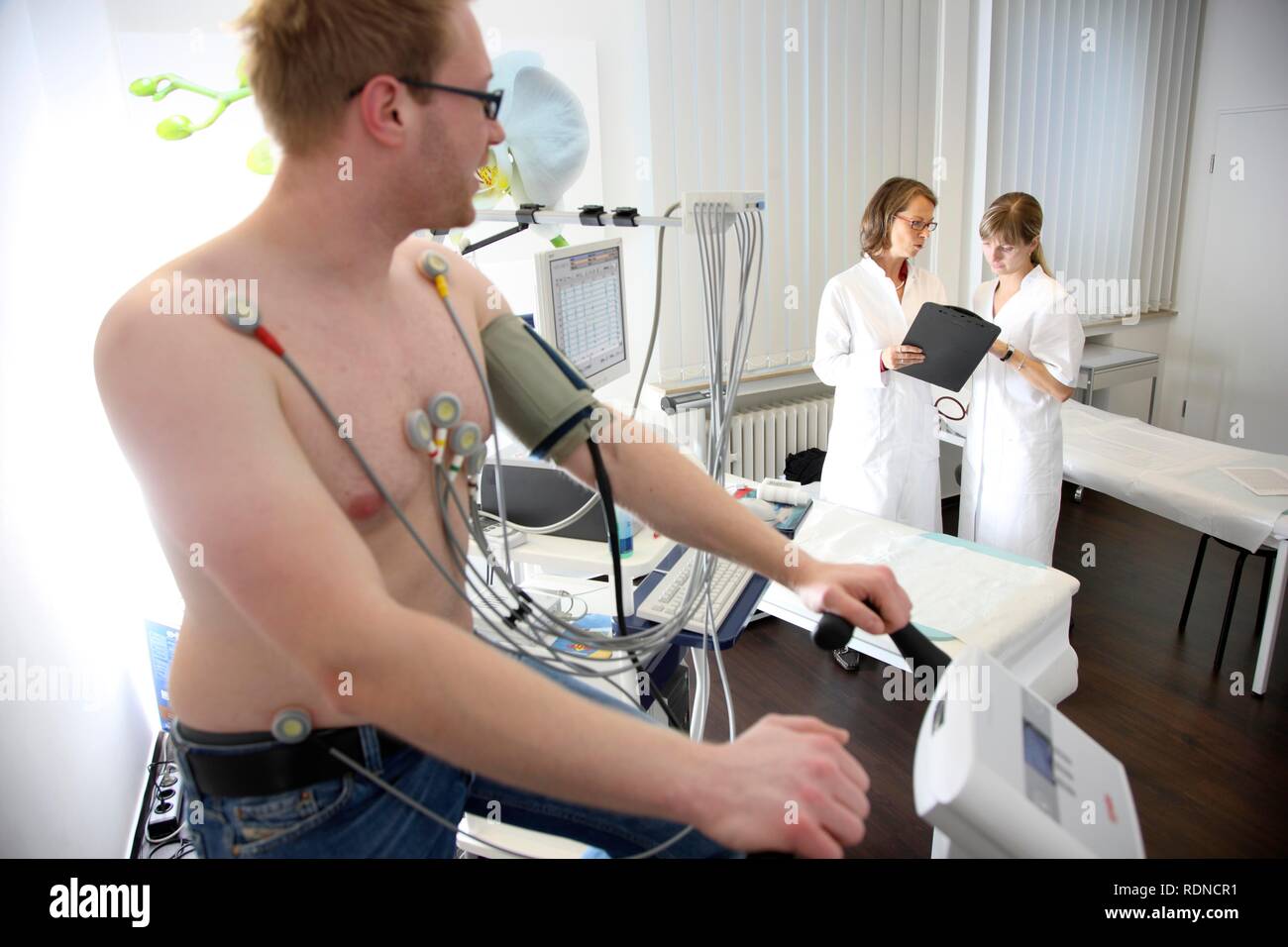 La pratique médicale, de l'ECG, de stress test pour mesurer la fonction cardiaque d'un patient sur une machine de cardio Banque D'Images