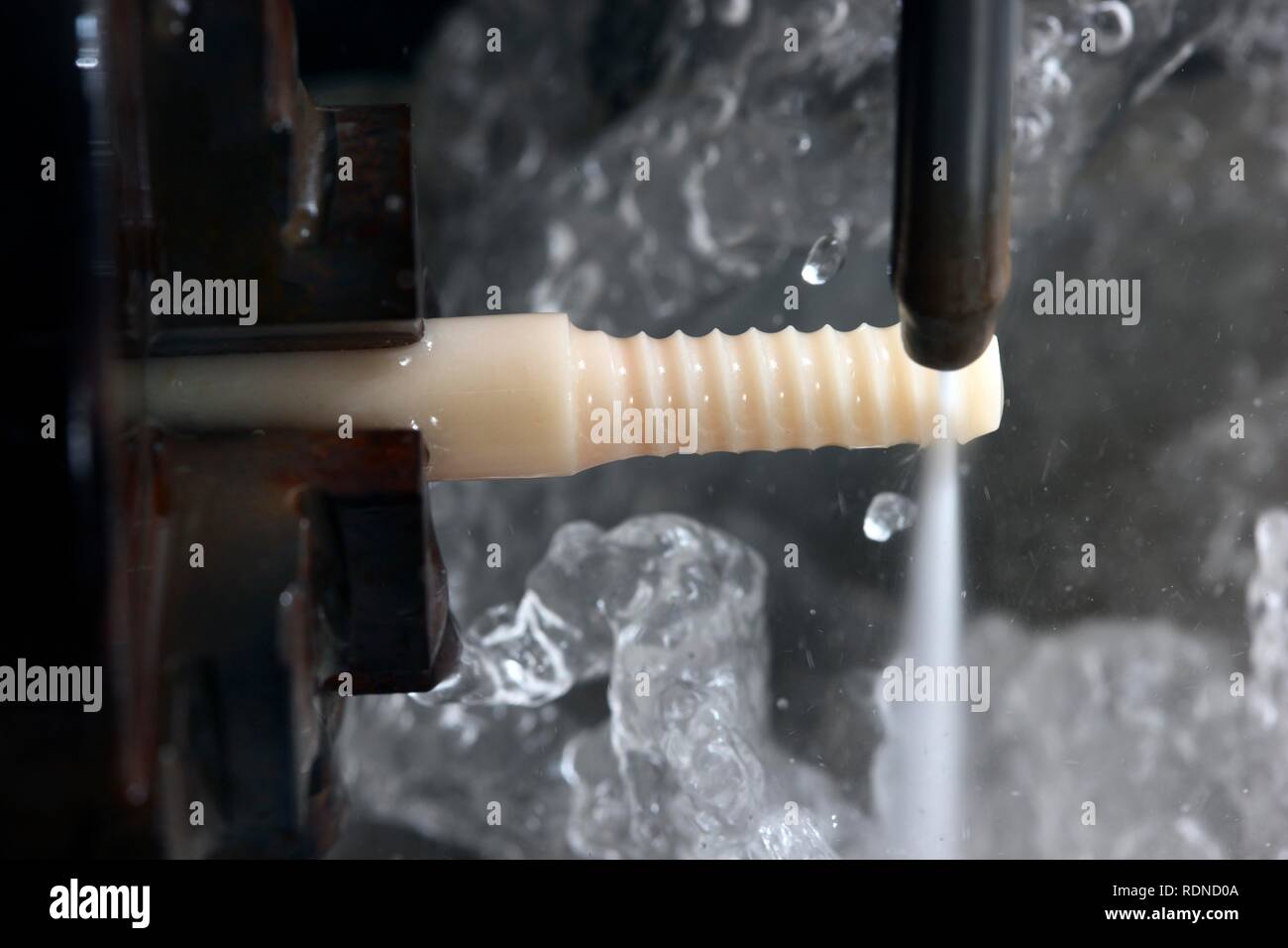 Processus de coupe à froid avec la technologie de jet d'eau haute pression, dans la série d'essai de la technologie sous-marine au Centre Leibniz Banque D'Images