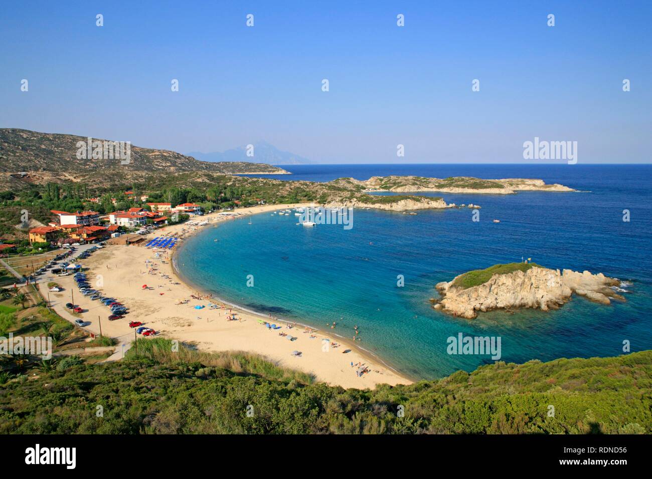 Kalamitsi Beach sur la péninsule Sithonia avec le Mont Athos dans la brume, Chalcidique, Macédoine, Grèce, Europe Banque D'Images