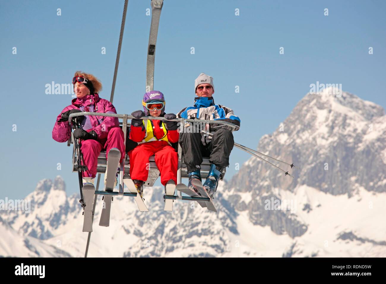 Jeune famille dans le télésiège du Planai, montagnes de Dachstein, Alpes, Styrie, Autriche, Europe Banque D'Images