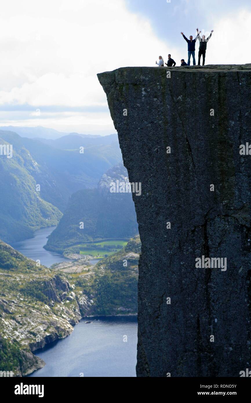Preikestolen, chaire ou de prédicateur Pulpit Rock haut au-dessus de Lysefjord, Scandinavie, Norvège, Europe Banque D'Images