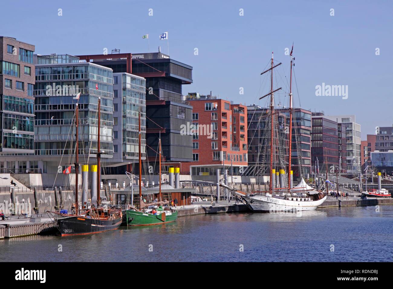 Les bateaux à voile et les bâtiments modernes, Tall Ship Harbour sur Sandtorkai, HafenCity, Hambourg Banque D'Images