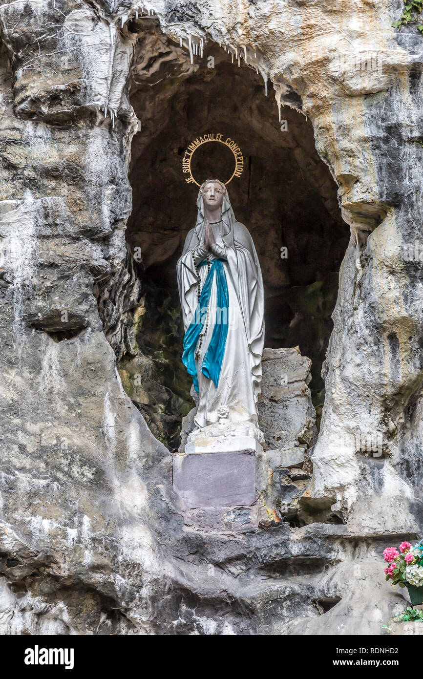 Belle Image De La Replique De La Vierge De Lourdes Dans Une Grotte Naturelle Sur Un Jour D Automne Magique A Vielsalm Dans Les Ardennes Belges Photo Stock Alamy