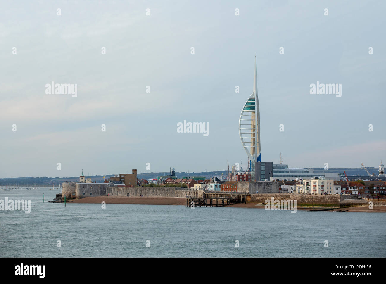 Vieille ville de Portsmouth à partir de la mer. Entrée du port y compris tour ronde avec la tour du millénaire derrière. Banque D'Images